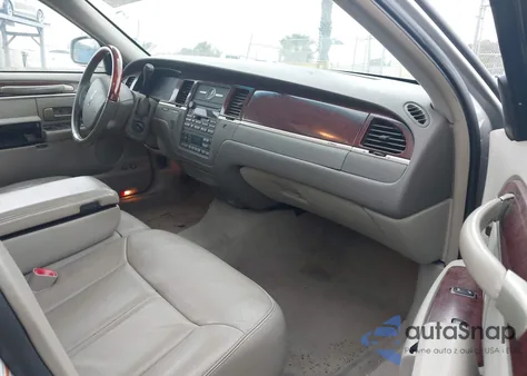 2005 Lincoln Town Car Signature Limited z USA, uszkodzony, nr VIN 1LNHM82W35Y613094